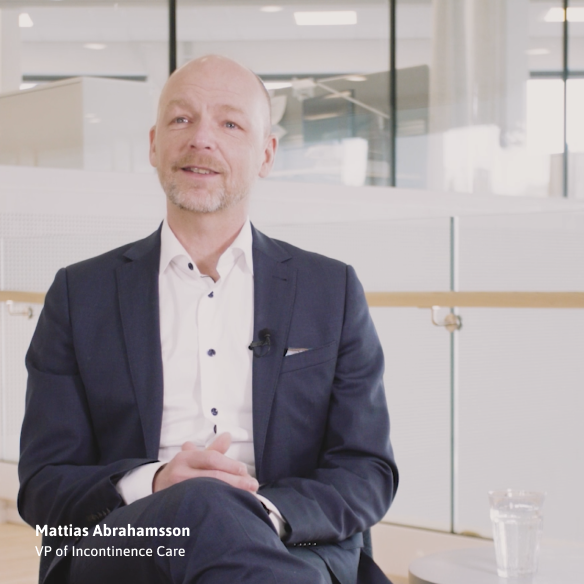 Mattias Abrahamsson v bielom tričku a tmavomodrom obleku.  Mattias Abrahamsson v bielom tričku a tmavomodrom obleku.
